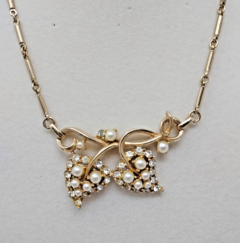 Vintage Grape Leaf Pendant Necklace Faux Pearls Gold Tone Bar Chain 16" Drop